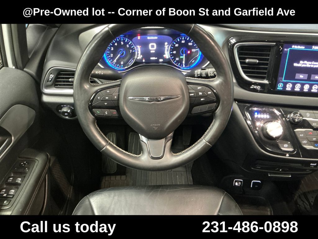 Used 2018 Chrysler Pacifica Touring-L Plus w/ S Appearance Package FWD image 17