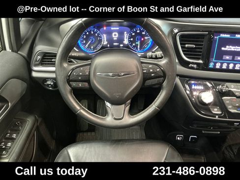 Used 2018 Chrysler Pacifica Touring-L Plus w/ S Appearance Package FWD image 17
