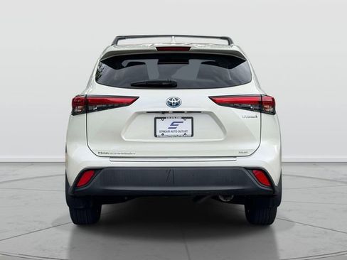 Used 2021 Toyota Highlander XLE AWD/4WD image 6