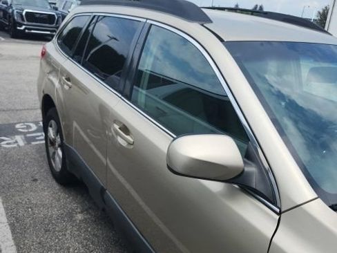 Used 2010 Subaru Outback 2.5i Premium AWD/4WD image 4