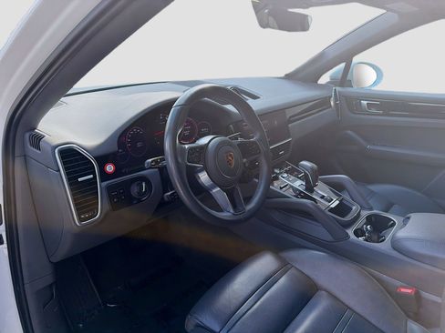 Used 2023 Porsche Cayenne Platinum Edition image 9