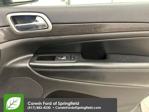 Used 2018 Jeep Grand Cherokee Laredo image 12