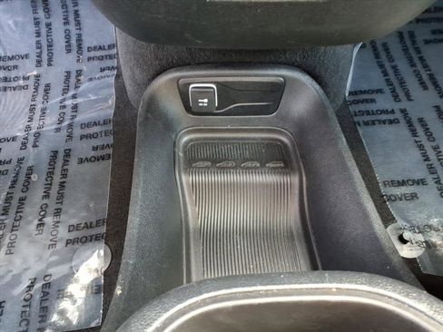 Used 2025 Chrysler Pacifica Select FWD image 13
