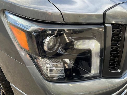 Used 2019 Nissan Titan SV w/ SV Convenience Package image 31