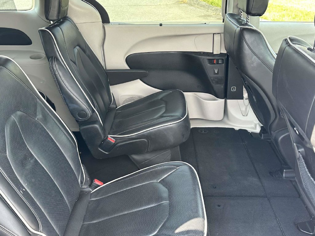 Used 2023 Chrysler Pacifica Limited FWD image 11