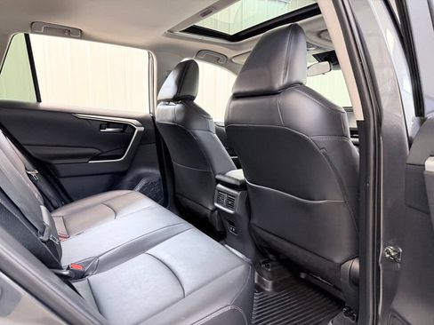 Used 2019 Toyota RAV4 XLE Premium FWD image 32