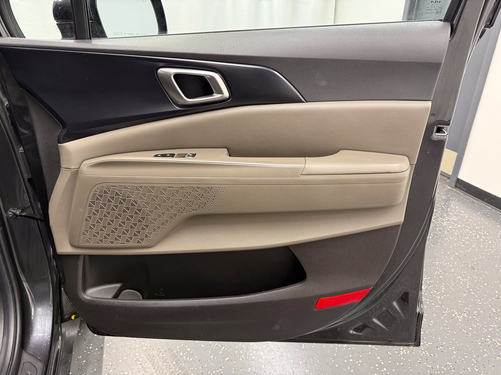 Used 2025 Kia Carnival FWD image 7