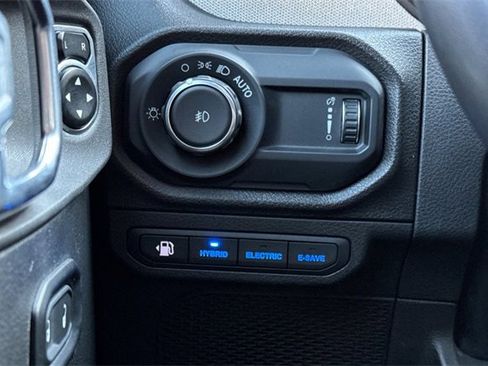 Used 2024 Jeep Wrangler Unlimited image 31