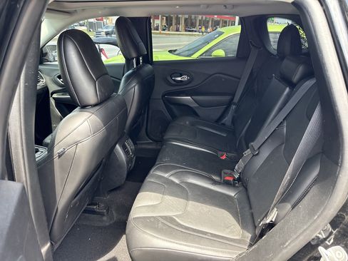 Used 2019 Jeep Cherokee Limited AWD/4WD image 3