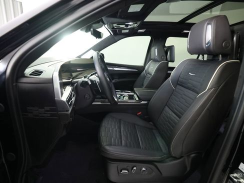 Used 2025 Cadillac Escalade V image 18