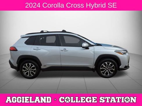 Used 2024 Toyota Corolla Cross SE image 2