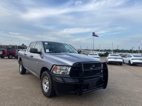 Used 2020 RAM 1500 4x4 Crew Cab Classic image 2