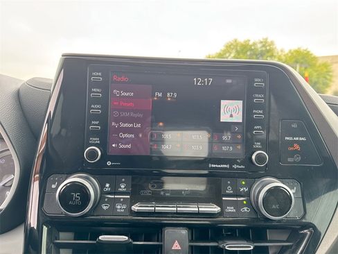 Used 2022 Toyota Highlander XLE image 26