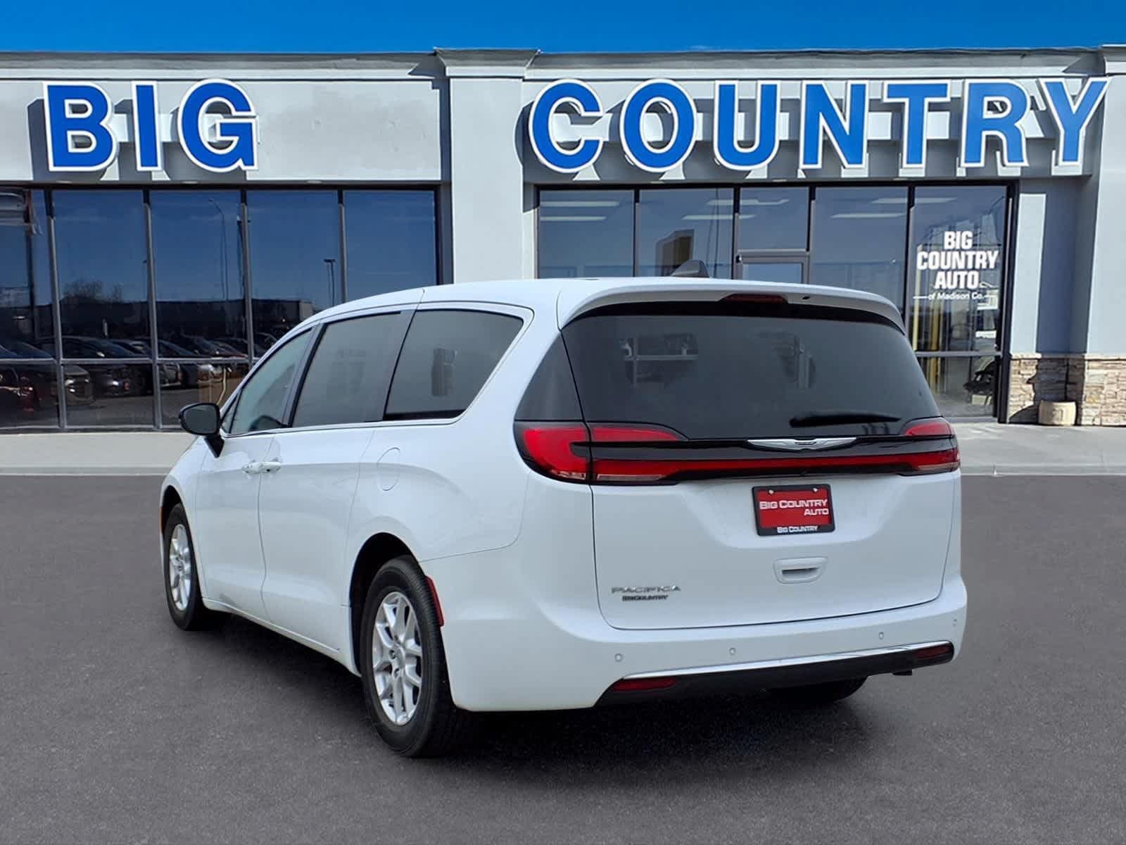 Used 2024 Chrysler Pacifica Touring-L FWD image 4