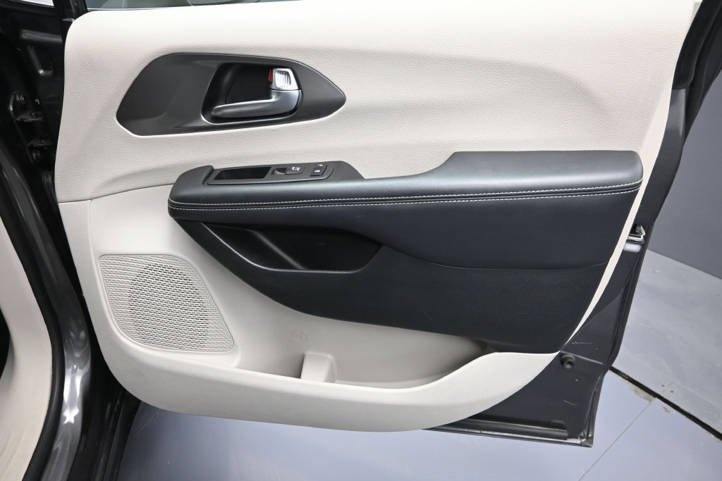Used 2023 Chrysler Pacifica Touring-L FWD image 35