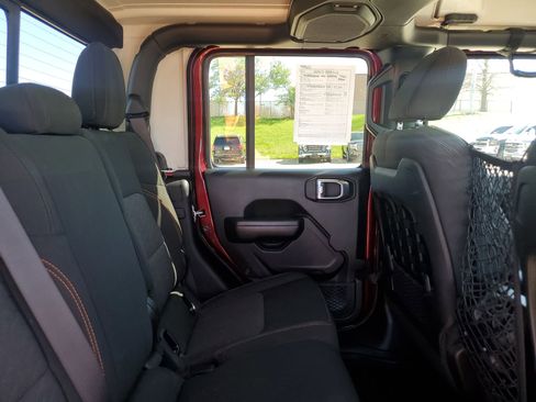 Used 2021 Jeep Gladiator Mojave w/ Cold Weather Group AWD/4WD image 32