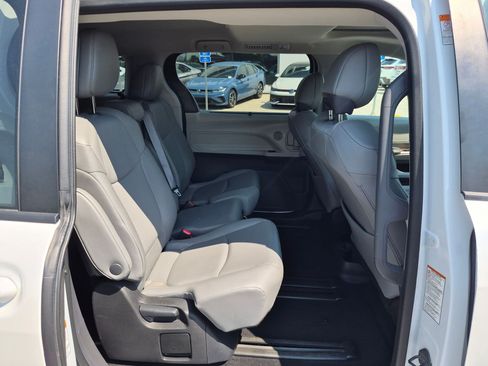 Used 2023 Toyota Sienna XLE FWD image 34