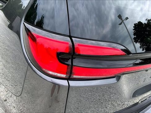 Used 2022 Chrysler Pacifica Limited w/ Uconnect Theater Family Group FWD image 30