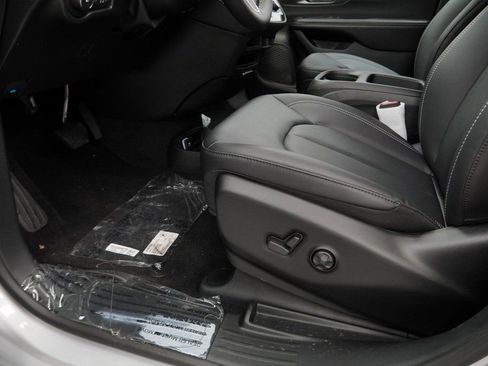 New 2026 Chrysler Pacifica Select image 28