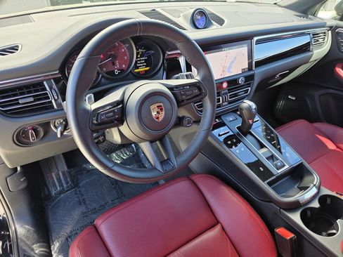 Used 2025 Porsche Macan image 4