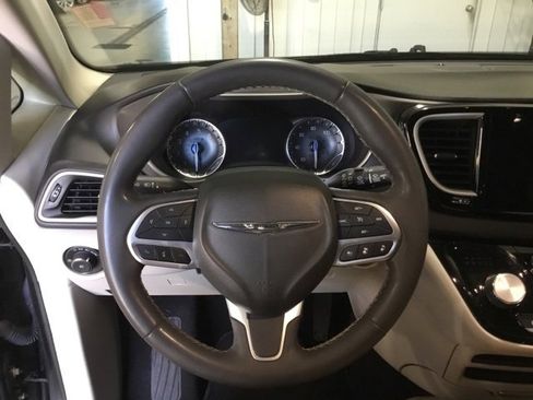 Used 2022 Chrysler Pacifica Touring-L image 33