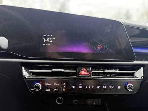 Used 2023 Kia Niro EX Touring image 28