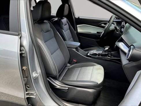 Used 2025 Chevrolet Trax LT FWD image 28