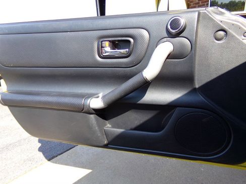 Used 2004 Toyota MR2 image 38