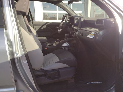 Used 2025 Toyota Tacoma TRD Off-Road image 25