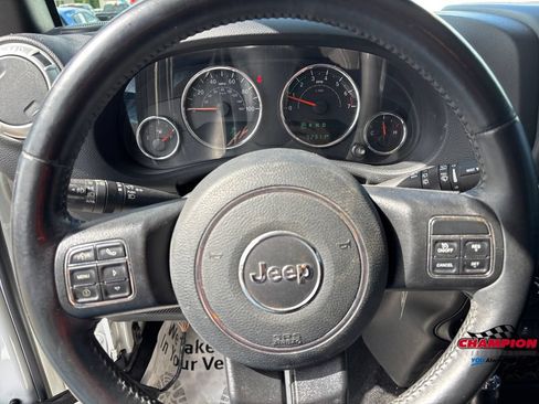 Used 2018 Jeep Wrangler Unlimited Sahara w/ Connectivity Group AWD/4WD image 14