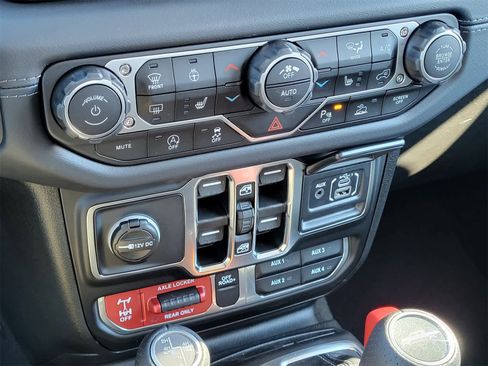 New 2025 Jeep Gladiator Mojave image 12