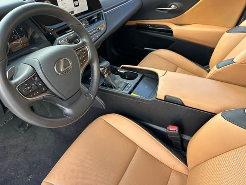 Used 2025 Lexus ES 300h w/ Premium Package image 4