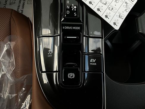 New 2025 Toyota Crown Signia image 25