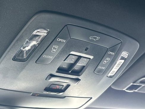 Used 2025 Toyota Sienna Platinum AWD/4WD image 28