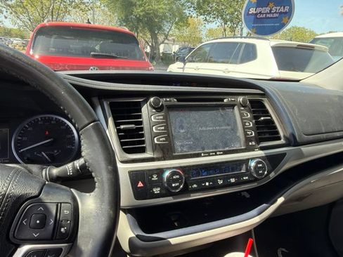 Used 2019 Toyota Highlander XLE FWD image 3
