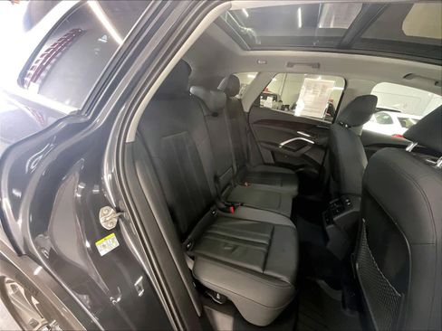 Used 2025 Audi Q5 Premium w/ Convenience Package image 28