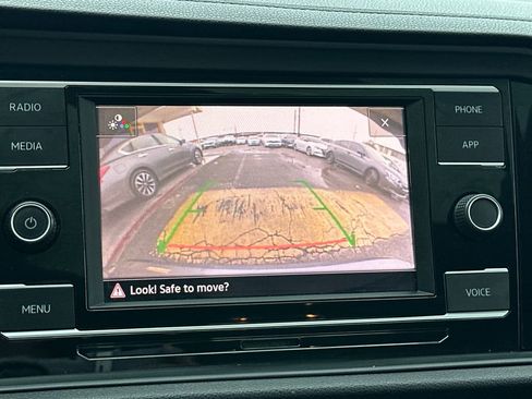 Used 2020 Volkswagen Jetta SE w/ SE Cold Weather Package image 17