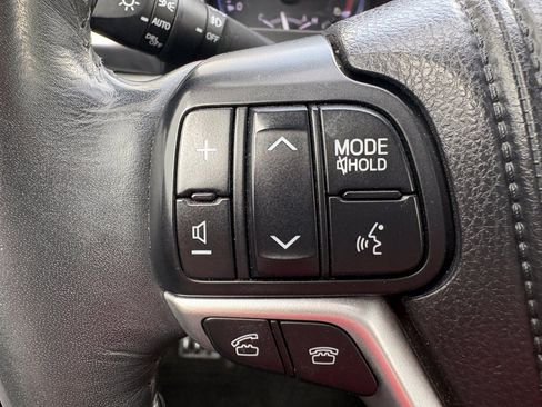 Used 2014 Toyota Highlander Limited Platinum AWD/4WD image 18
