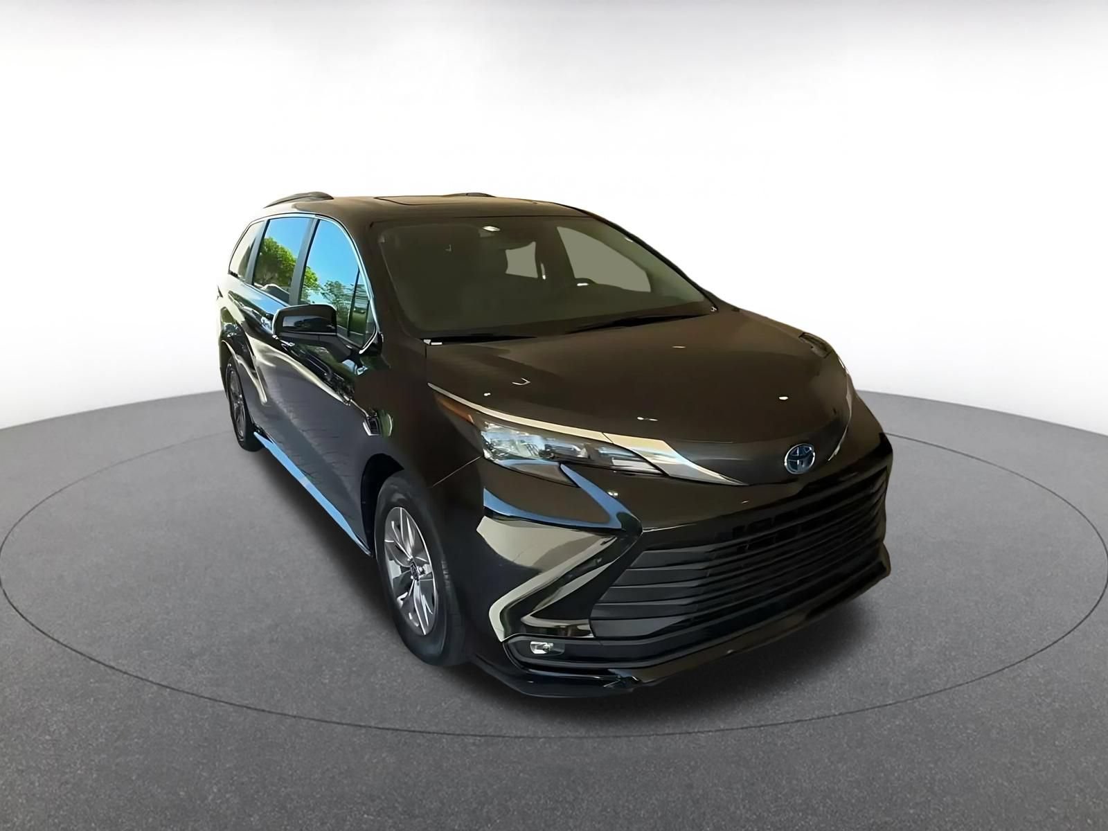 Used 2025 Toyota Sienna XLE FWD image 3