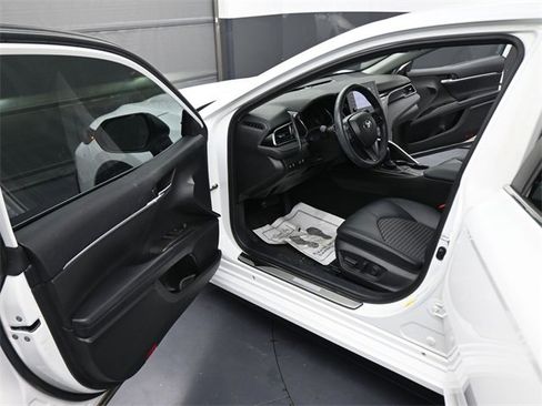 Used 2022 Toyota Camry SE image 11