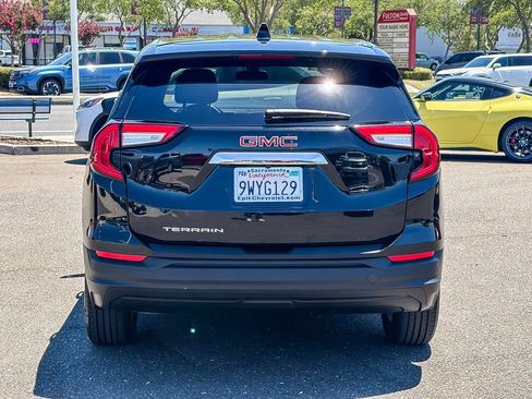 Used 2024 GMC Terrain SLE FWD image 3