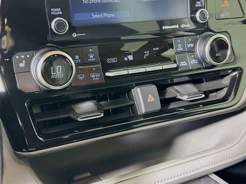 Used 2021 Toyota Highlander XLE FWD image 18