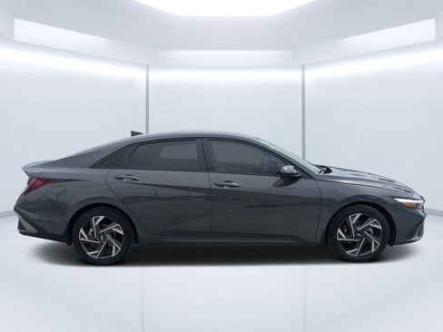 Used 2025 Hyundai Elantra Sport image 2
