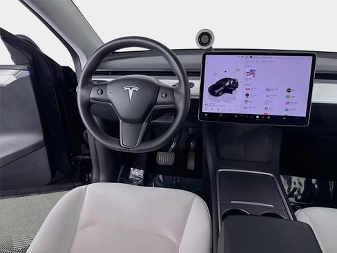 Used 2024 Tesla Model Y Long Range AWD/4WD image 23