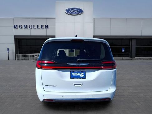 Used 2024 Chrysler Pacifica Touring-L image 4