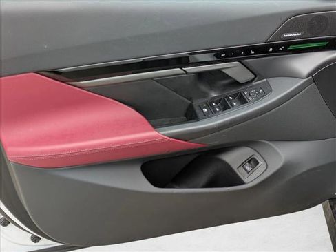 Used 2025 BMW 530i xDrive w/ Premium Package image 9