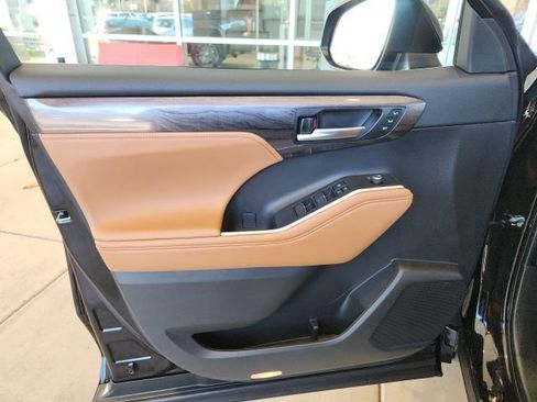 Used 2023 Toyota Highlander Platinum image 13