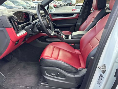 Used 2024 Porsche Cayenne AWD/4WD image 6