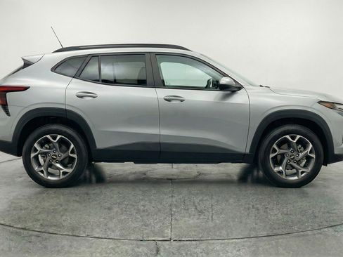 Used 2025 Chevrolet Trax LT w/ LT Convenience Package FWD image 9