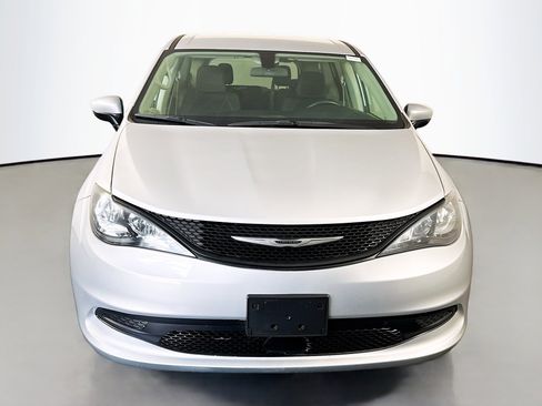 Used 2022 Chrysler Voyager LX FWD image 2